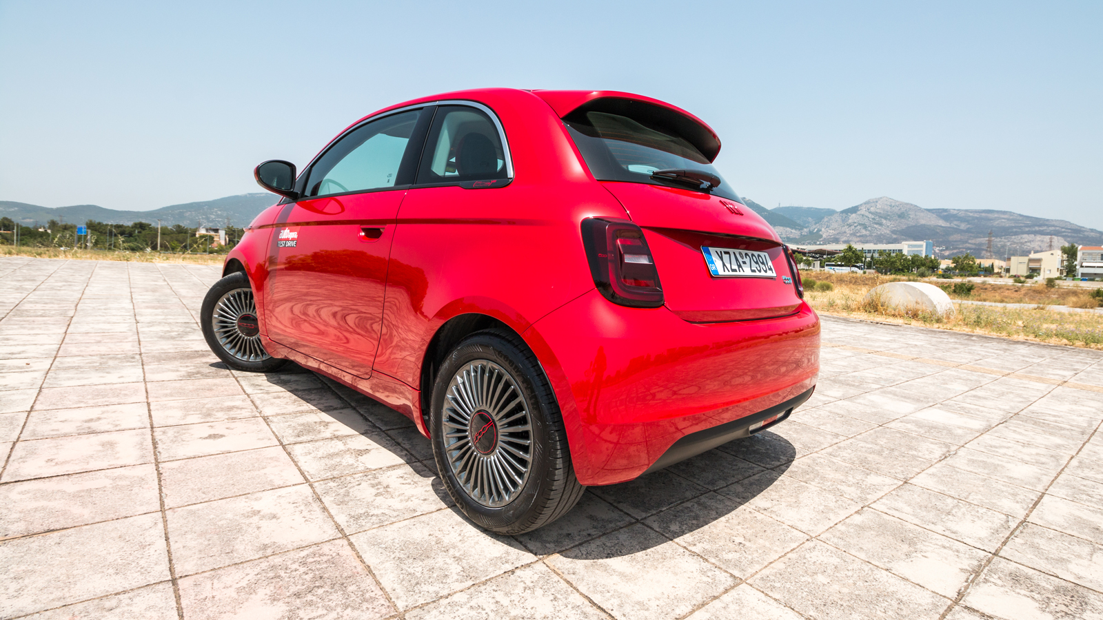  Fiat 500e RED: Με ηλεκτρική αυτονομία σχεδόν 300 χλμ!